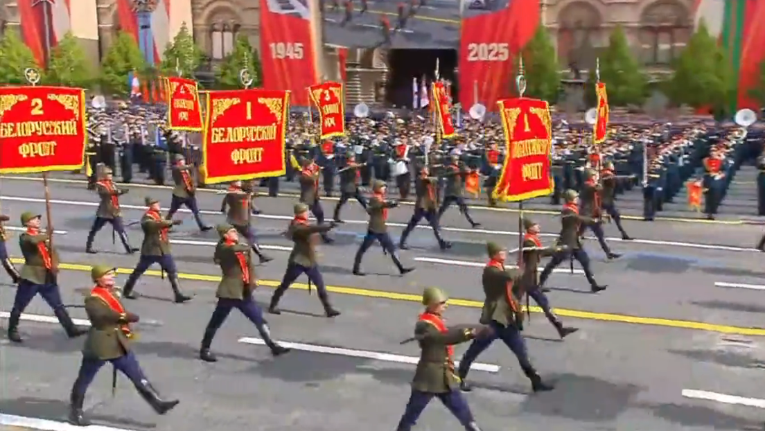 VÍDEOS: Unidades com estandartes de tropas da Grande Guerra Patriótica cruzam a Praça Vermelha em Moscou