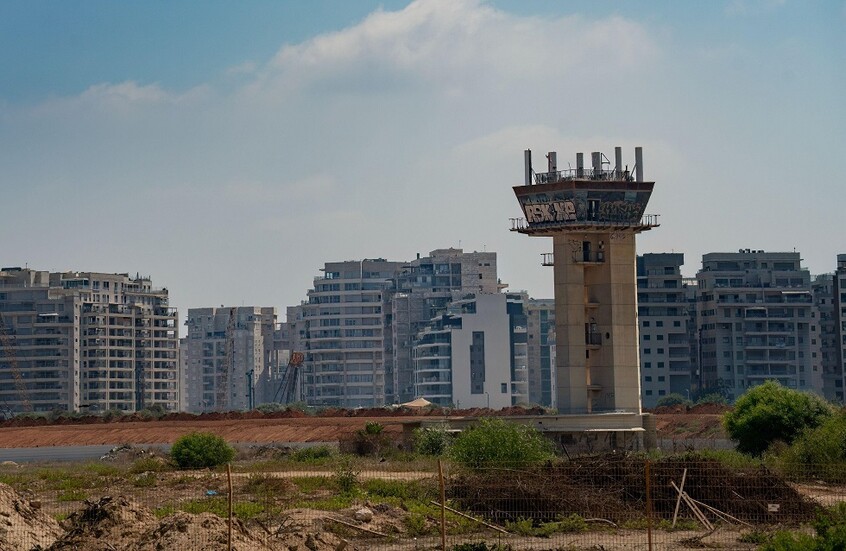 وسائل إعلام عبرية: 4 صواريخ باليستية أطلقت من لبنان وسقطت قبالة شواطئ مدينة نتانيا شمال تل أبيب